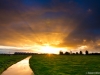 Stadsgrens bij zonsondergang