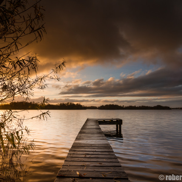 Steigertje aan het Paterswoldese meer tijdens een zonsondergang in de herfst.