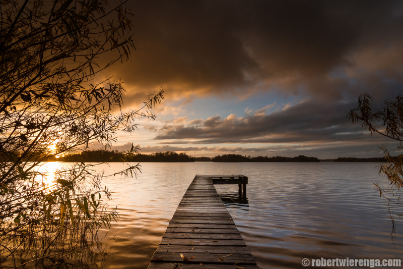 Steigertje aan het Paterswoldese meer tijdens een zonsondergang in de herfst.