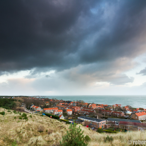 Donkere wolken boven Oost-Vlieland