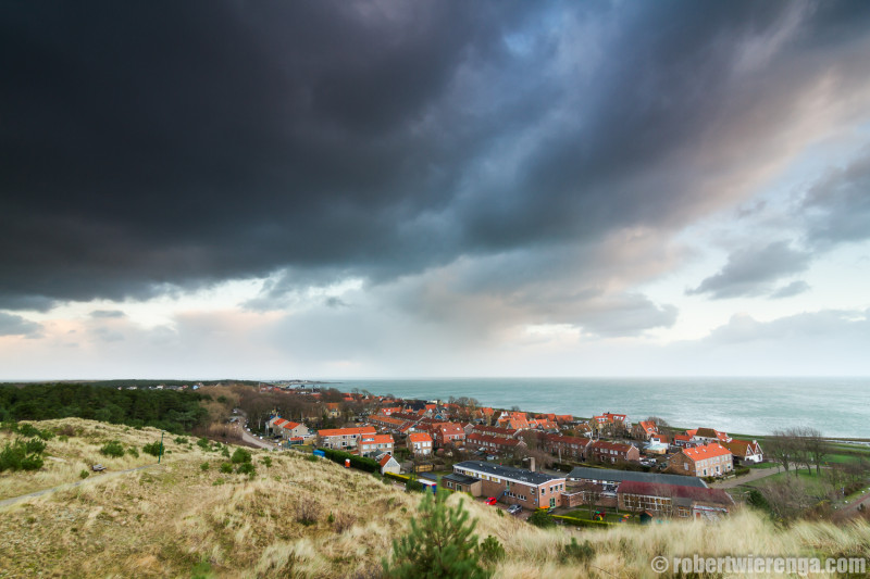 Donkere wolken boven Oost-Vlieland