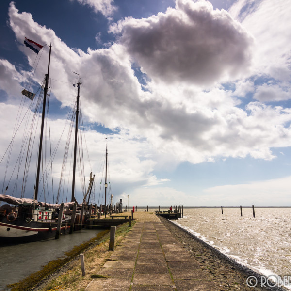 Buienluchten boven de haven van Schier