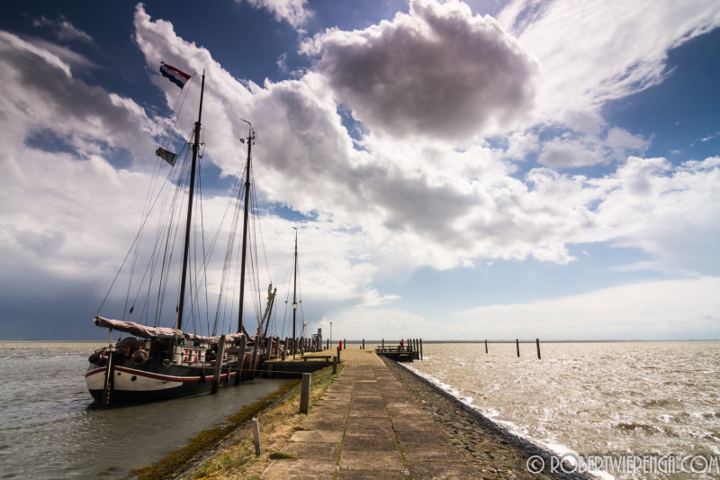 Buienluchten boven de haven van Schier