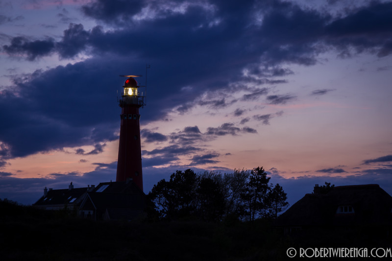 vuurtoren na zonsondergang